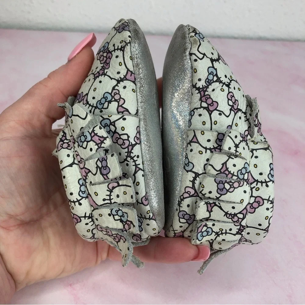 Freshly Picked x Sanrio Hello‎ Kitty baby moccasins Peek a Bow size 2 infant - Picture 14 of 16